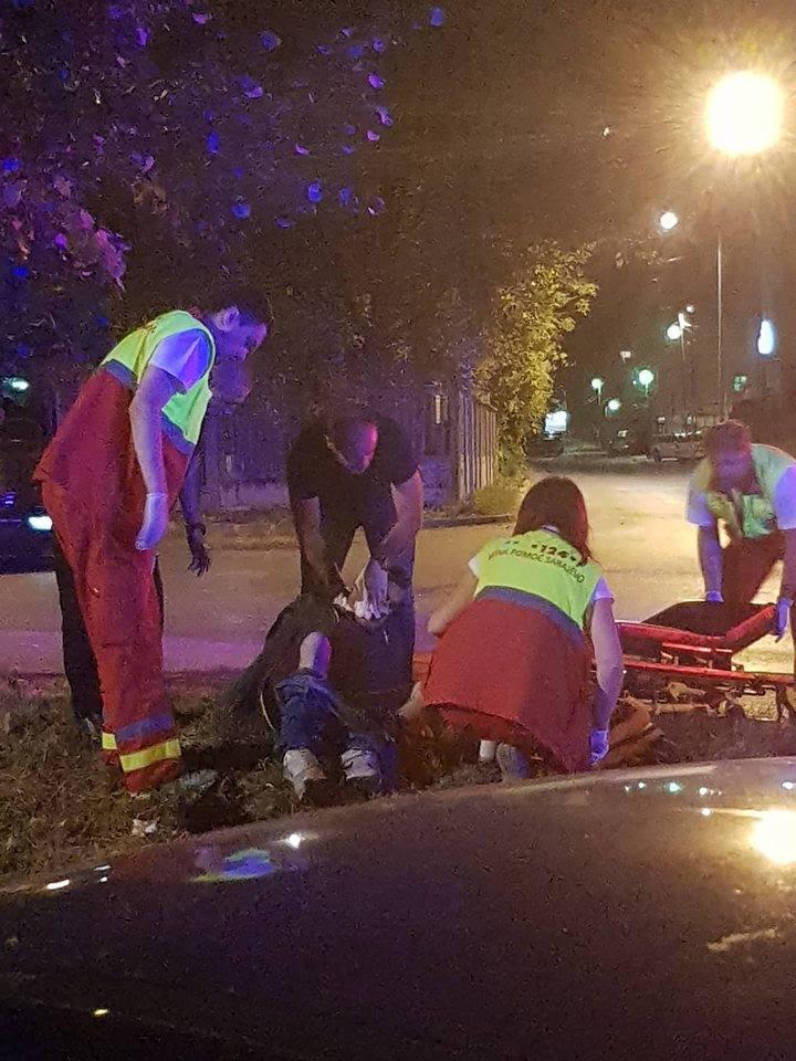 Ekipa Hitne ukazuje pomoć teško ranjenom muškarcu - Avaz