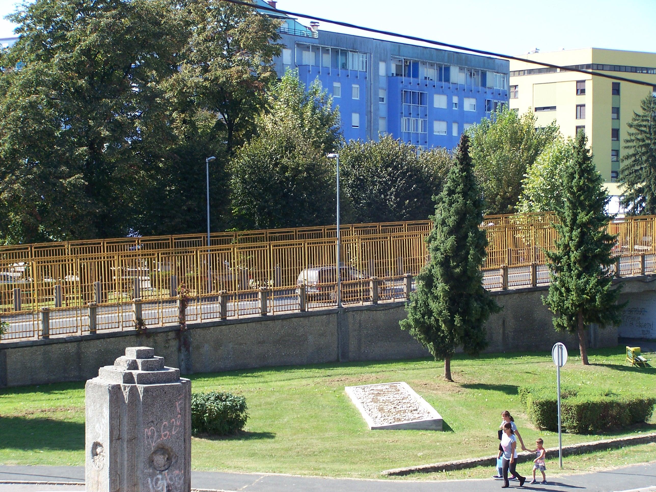 U Bosanskoj Gradišci pored puta pronađeno neispaljeno topovsko zrno