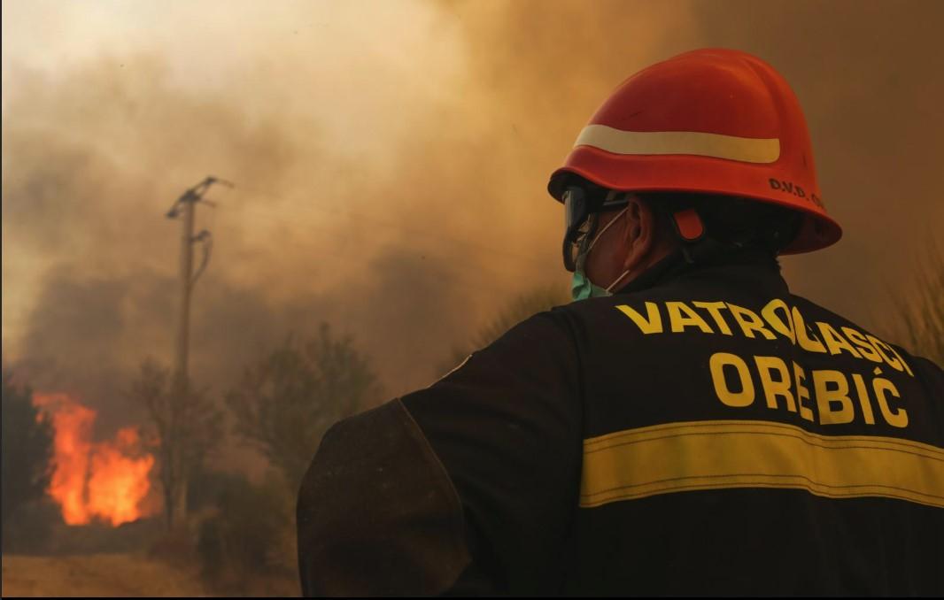 Borba vatrogasaca s vatrenom stihijom - Avaz