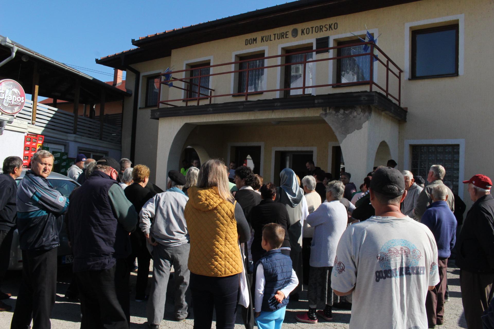 Građani protestirali ispred Doma kulture u Kotorskom - Avaz