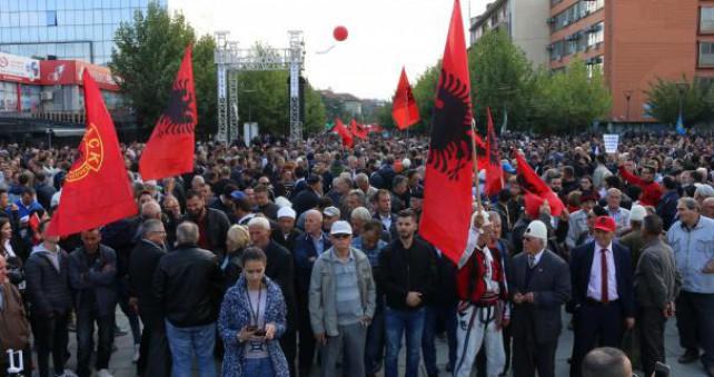 Više hiljada građana protestiralo protiv Hašima Tačija, ne žele razmjenu teritorija sa Srbijom