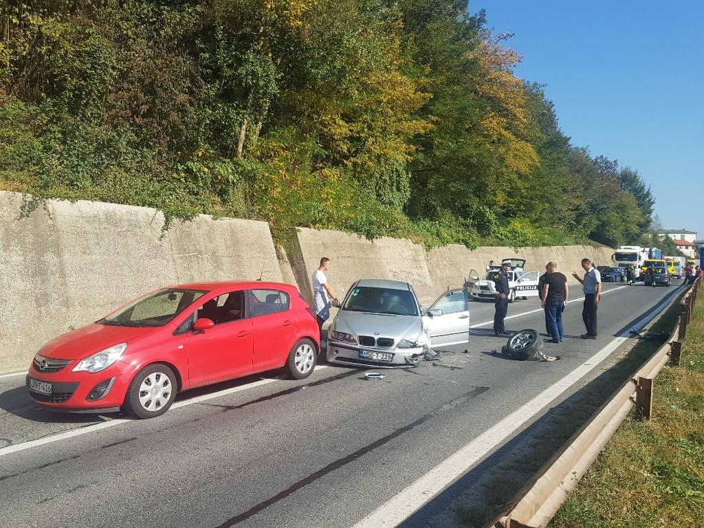 Zenica: Lančani sudar na M-17, totalna obustava saobraćaja