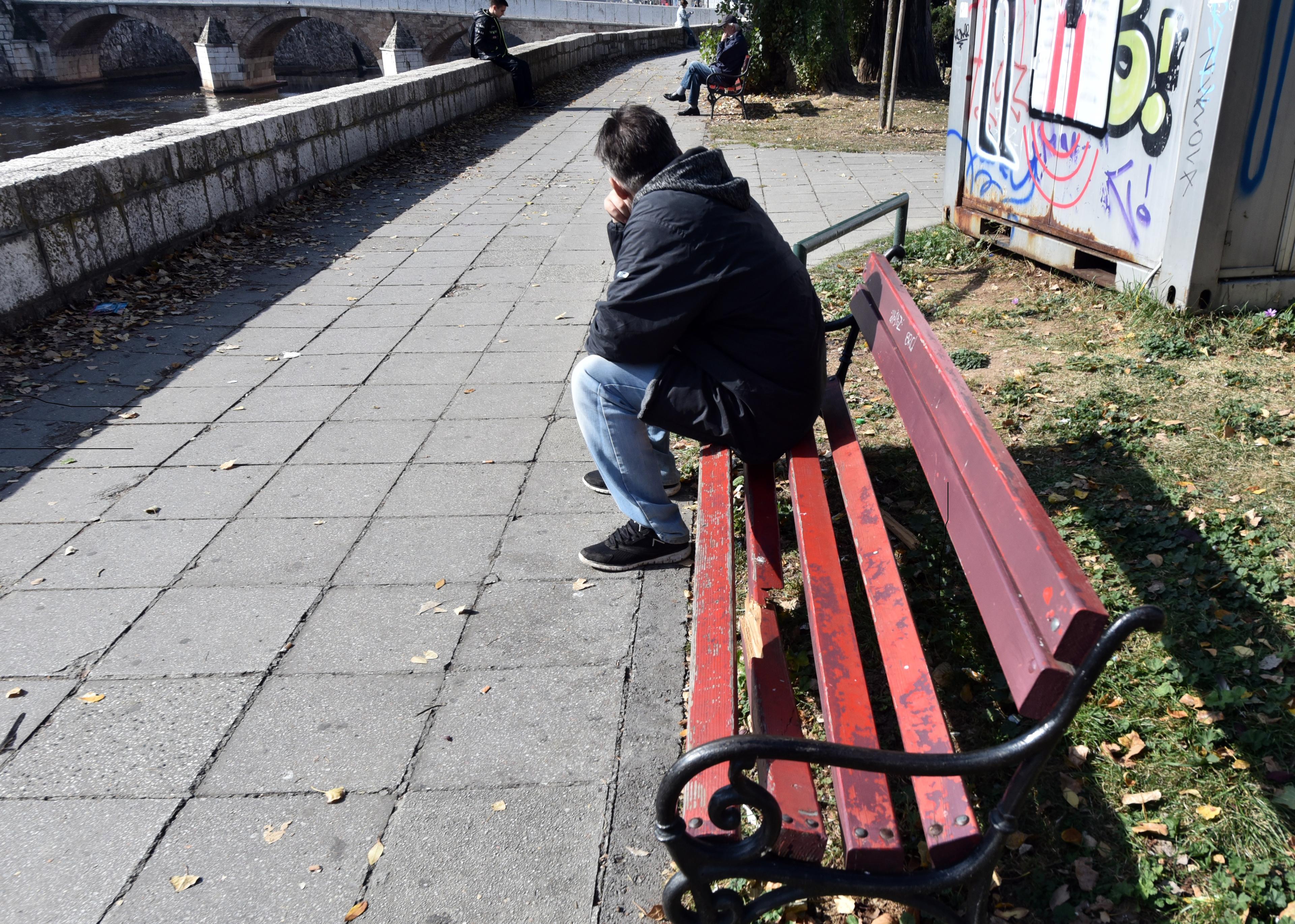 Oštećene klupe na brojnim mjestima u gradu (Foto: A. Durgut) - Avaz