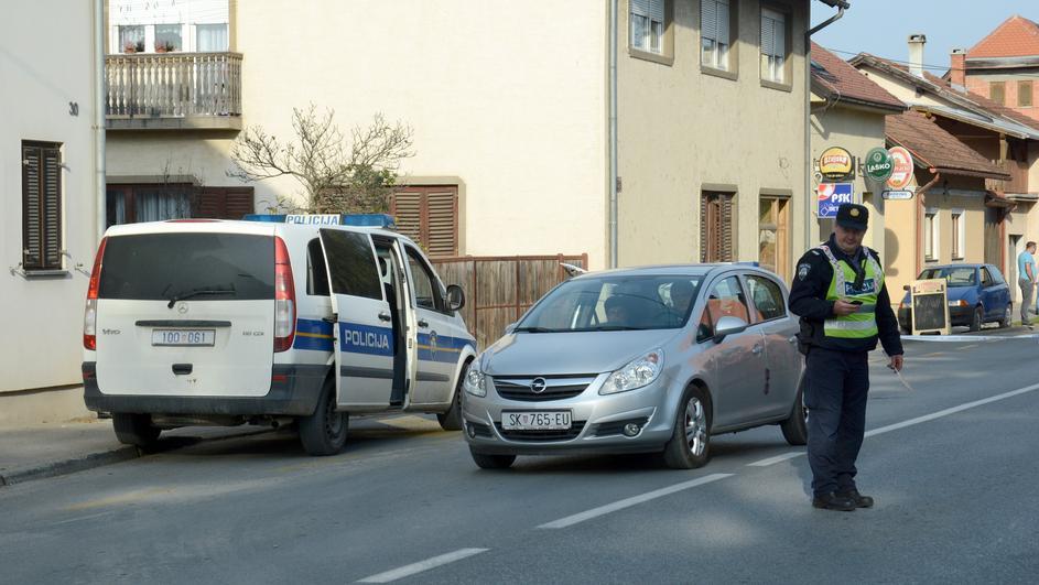 Oteo vozilo s dvije žene i djetetom pa pucao