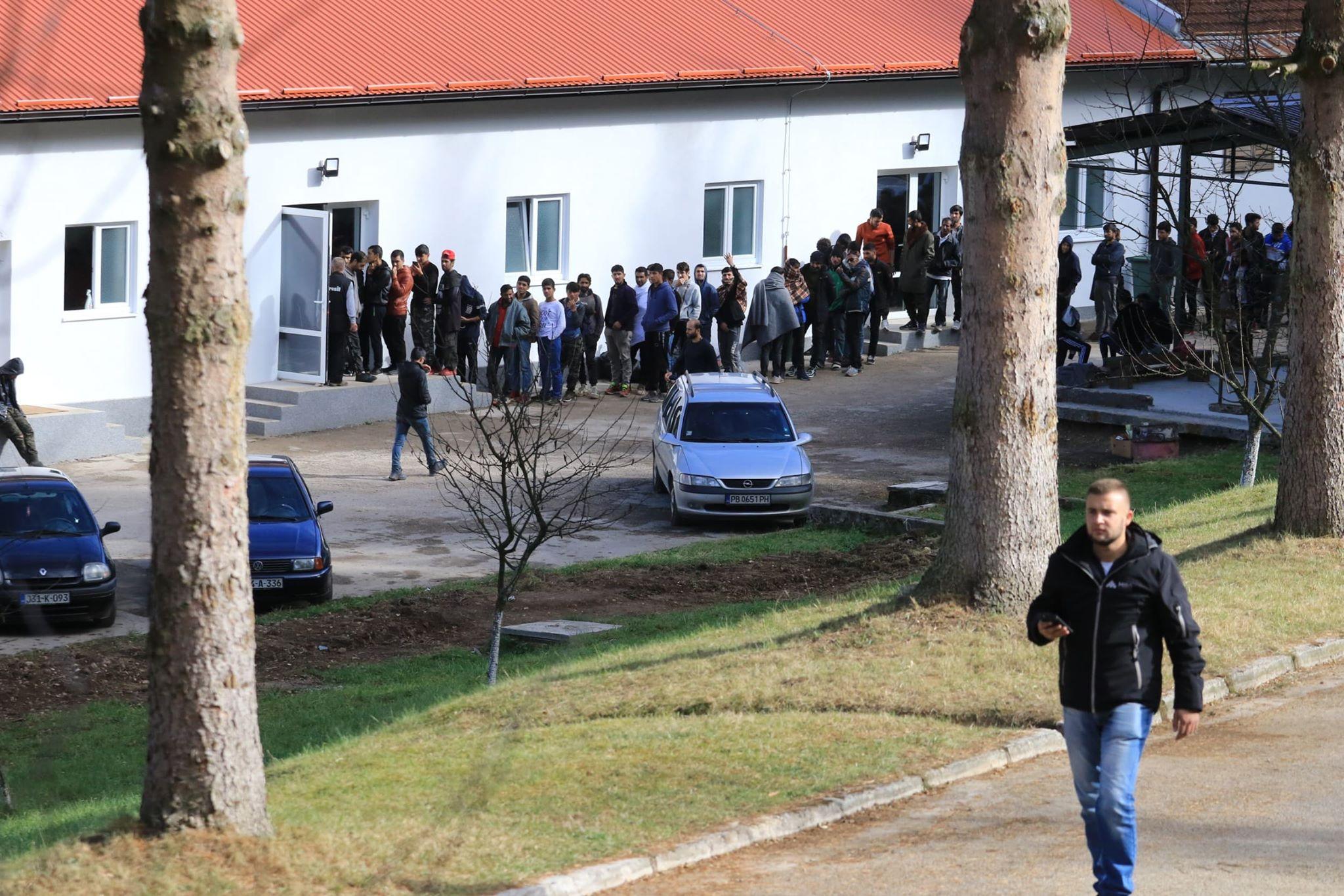 Stigao i posljednji autobus s migrantima u kasarnu "Ušivak": Osigurana hrana za 270 osoba