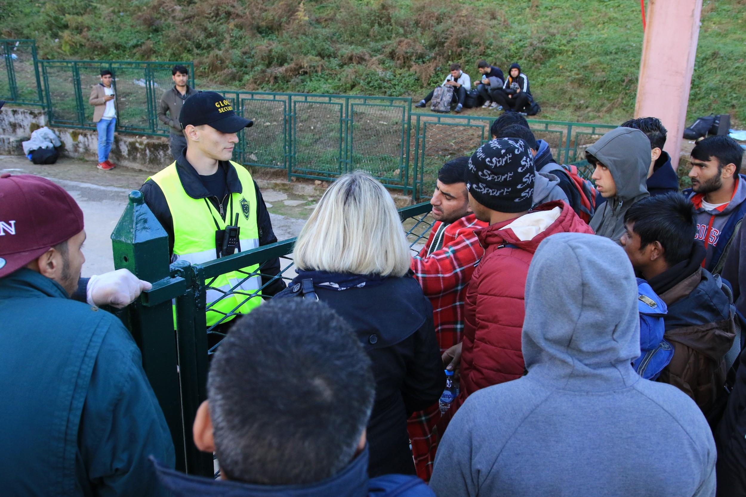 Migranti neizvjesno ulaze u noć ispred Prihvatnog centra "Ušivak"