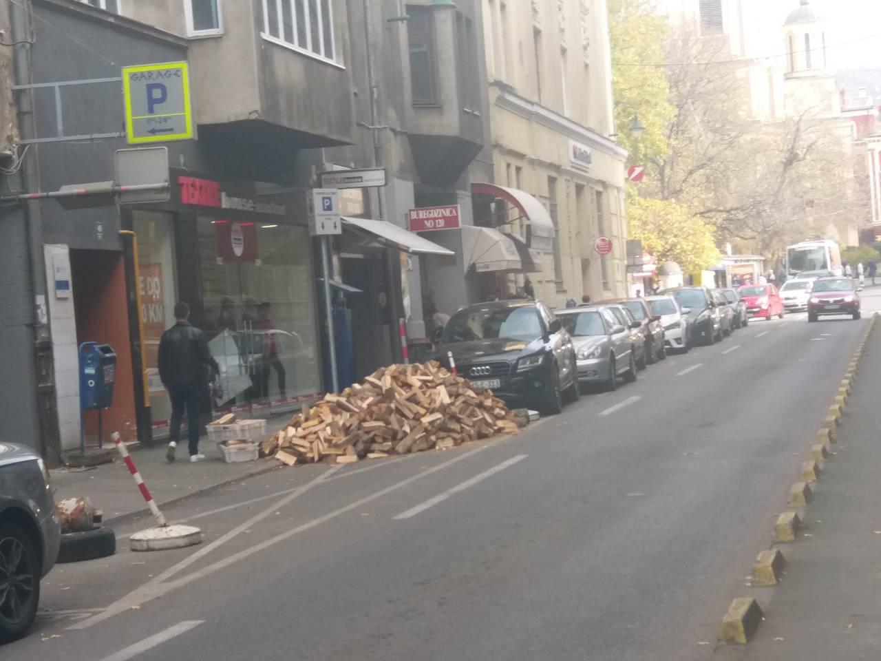 Sarajlije se za zimu uveliko spremaju, drva i na parkingu