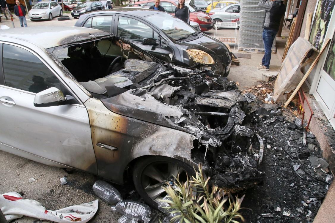 U Trebinju izgorio BMW: Vatra zahvatila i poslovni prostor u obližnjoj stambenoj zgradi