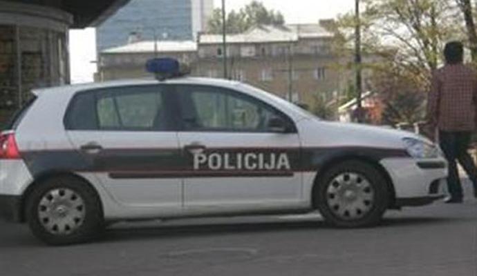 Maloljetna osoba fizički napala policijske službenike