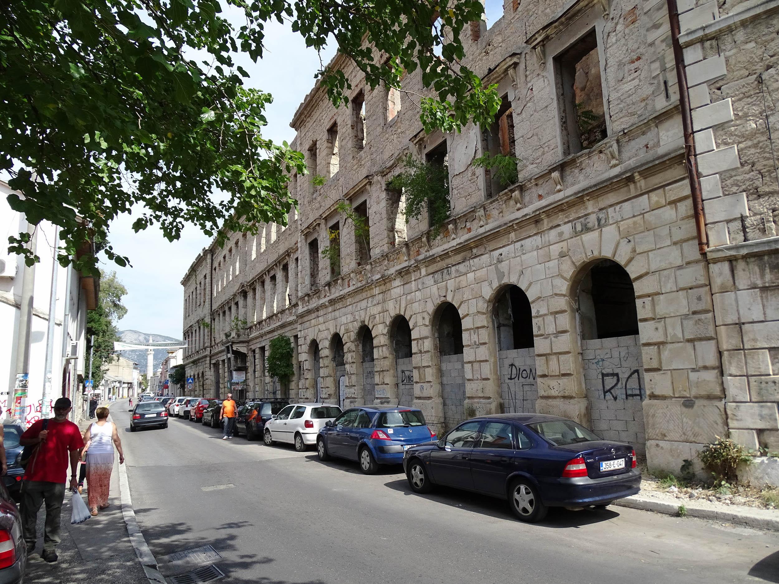 Nekad veleljepno zdanje kraj Starog mosta godinama čeka obnovu