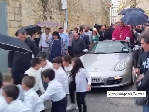 Skandal na Malti: Svećenika u Porscheu djeca vukla kroz selo