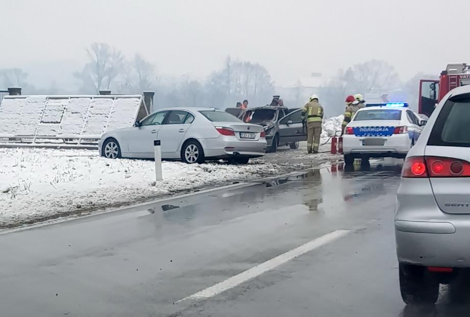 Peugeot se zapalio u vožnji, u njemu se nalazilo i dijete