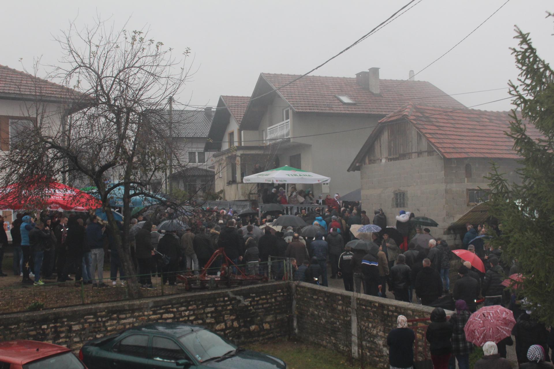 Kuća žalosti: Mnogi su došli da ublaže bol roditeljima, djedovima... - Avaz