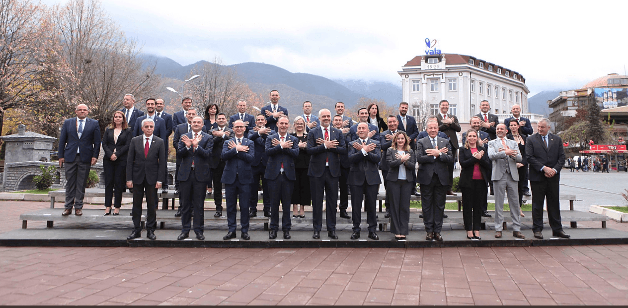 Ministri predvođeni premijerima Haradiajem i Ramom napravili su zajedničku fotografiju - Avaz