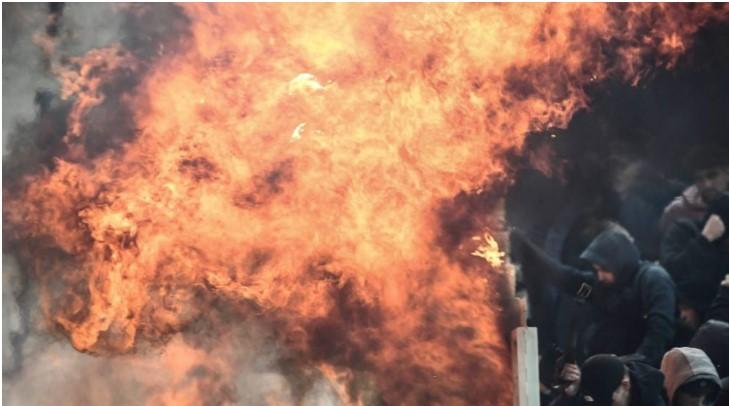 Razbijene glave u Atini, Molotovljevim koktelom na navijače Ajaksa