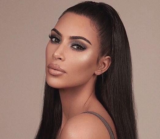 Bez grudnjaka: Kim Kardašijan pokazala nikad bujniji dekolte, pale stotine hiljada lajkova