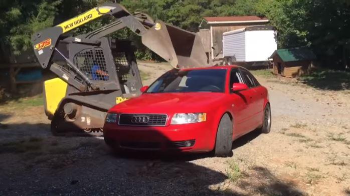 Otac vidio kćerku s momkom u automobilu, pa joj Audi uništio bagerom