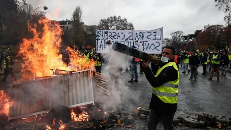 Starica poginula tokom protesta u Francuskoj, suzavac je pogodio na prozoru