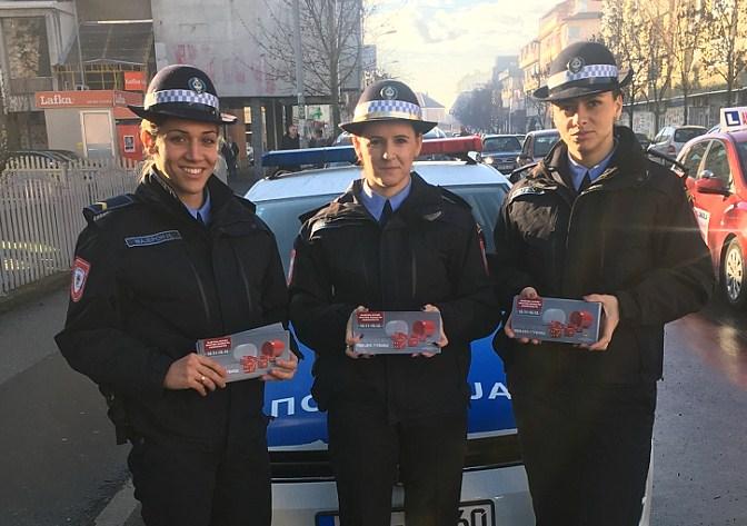 Policijski službenici dijelili promotivni materijal - Avaz