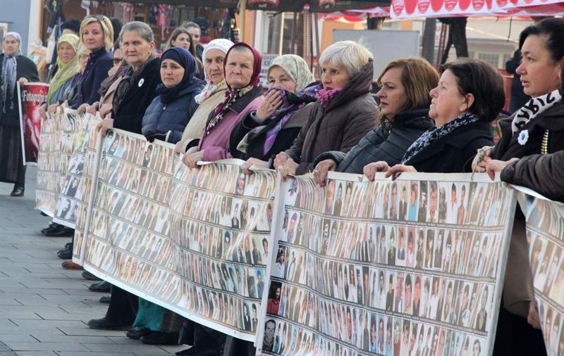 Tuzla jučer: Već 23 godine podsjećaju na genocid koji su u „zaštićenoj zoni“ UN-a počinili pripadnici Vojske i MUP-a RS - Avaz