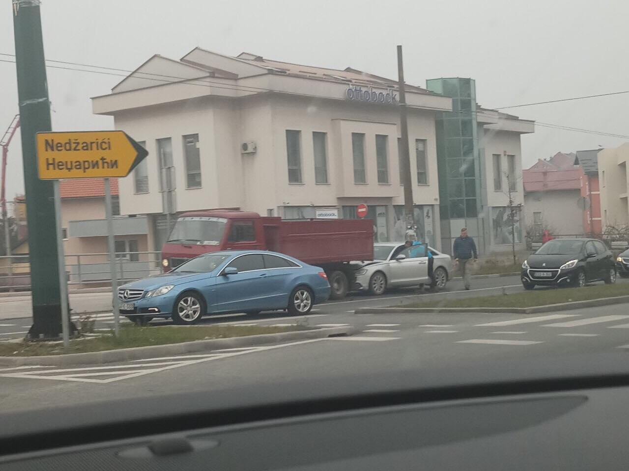 Saobraćajna nesreća na kružnom toku na Mojmilu