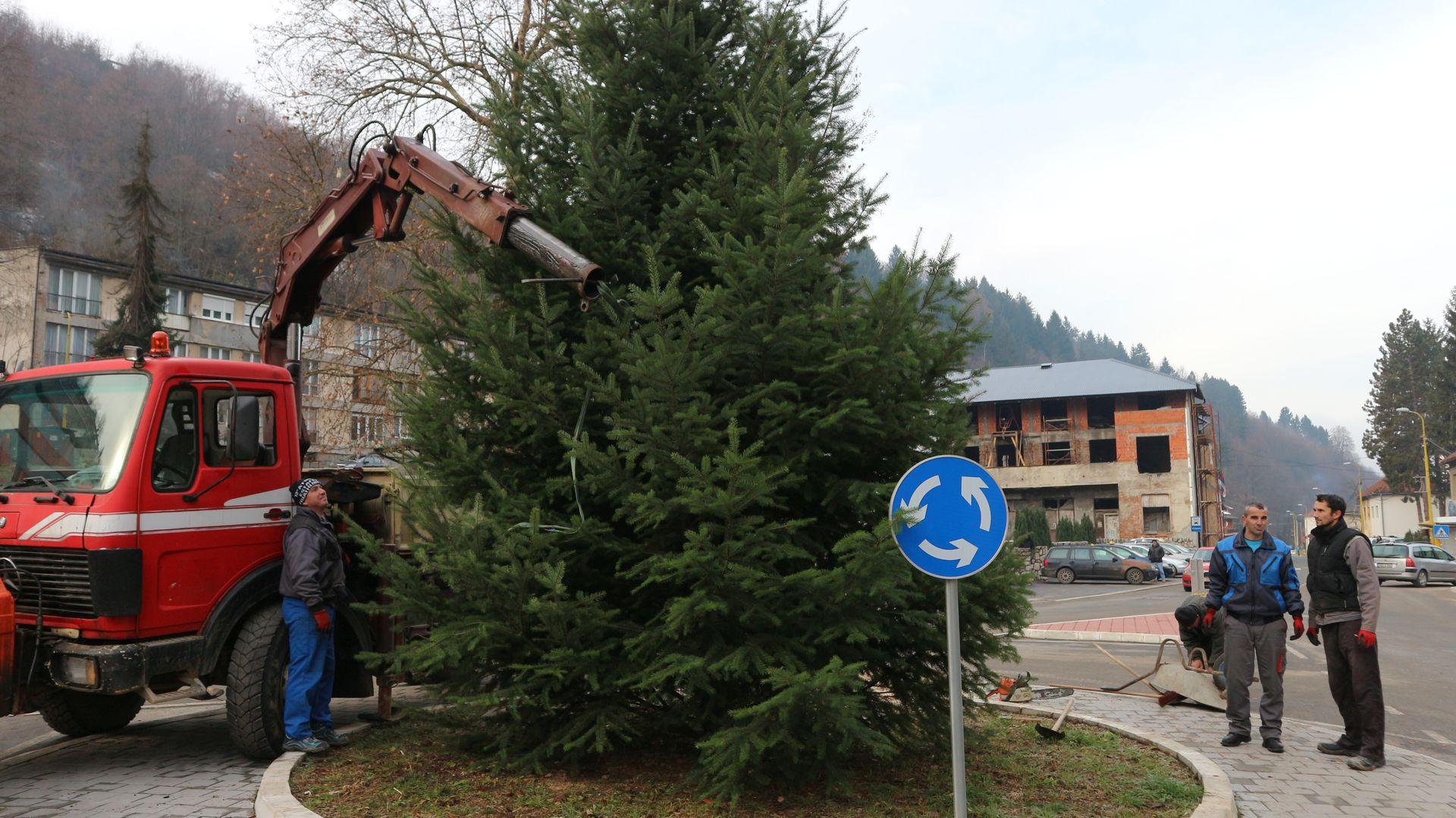 Srebrenica jučer: Postavljanje velike jelke u centru grada - Avaz