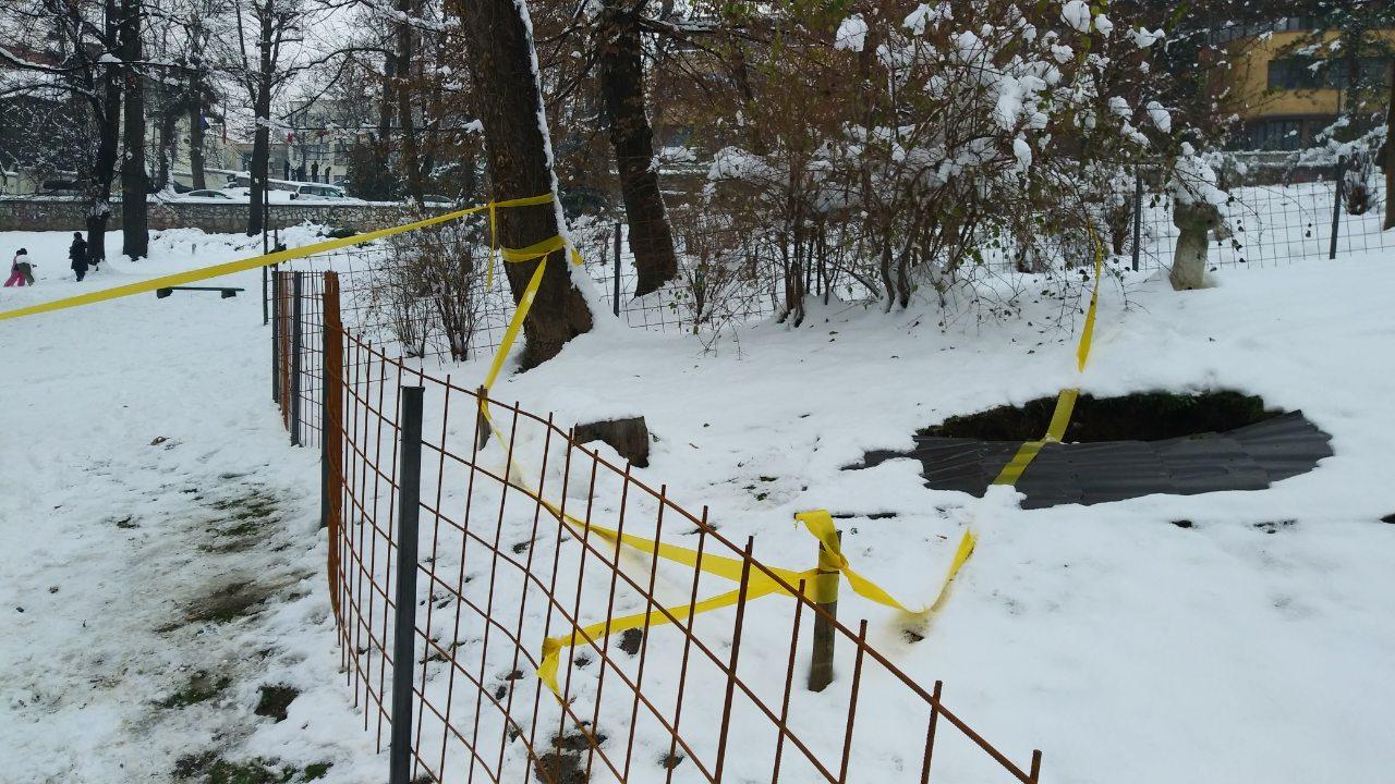 Ograđen prostor oko pukotine u sarajevskom Velikom parku