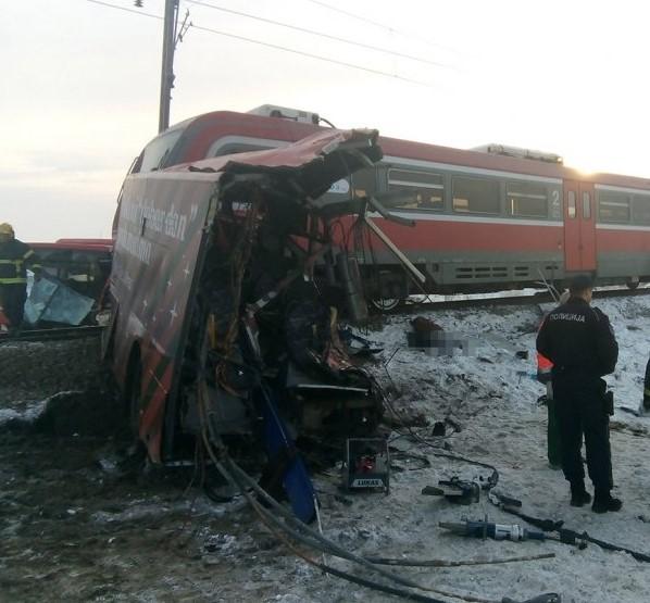 Tragedija kod Niša: Voz udario u autobus, najmanje troje mrtvih, 22 povrijeđenih