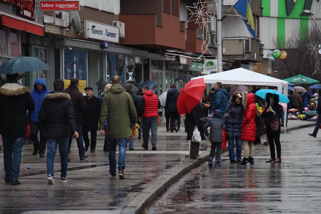 Praznična atmosfera u Zenici, građani se užurbano pripremaju za slavlje