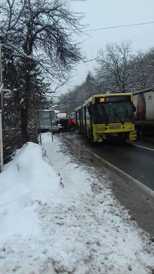 Rakovica: U sudaru autobusa i automobila teže povrijeđen mladić