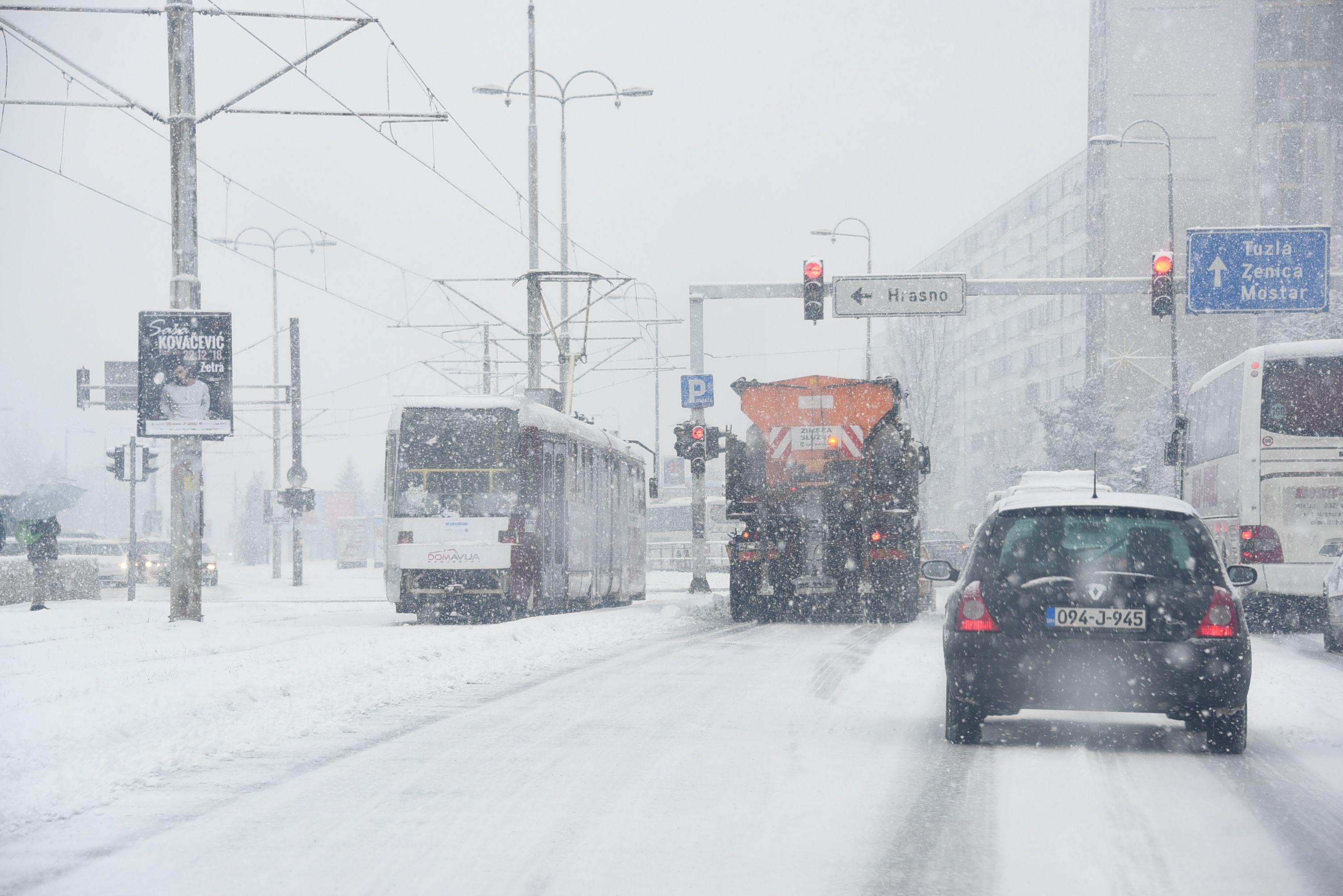 Ulice su zbog poledice i snijega u jutarnjim satima bile klizave - Avaz