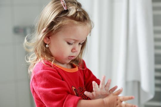 Dezinfekcija ruku najbolja protiv prenošenja virusa