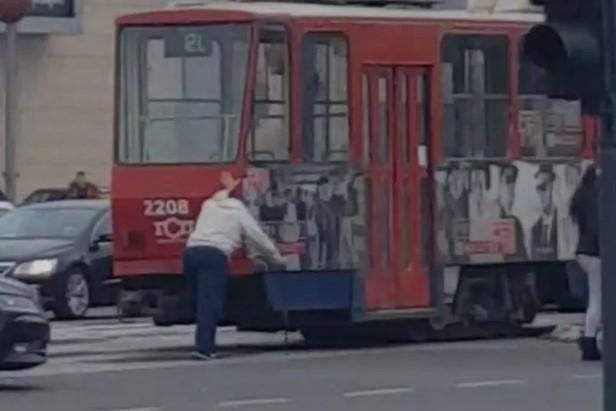 Novi Beograd: Muškarac gura tramvaj - Avaz