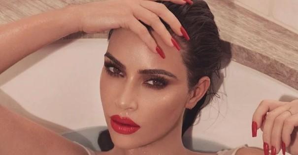 Kim Kardašijan pozirala u kadi: Željela reklamirati ruž, a u prvi plan došle njene grudi