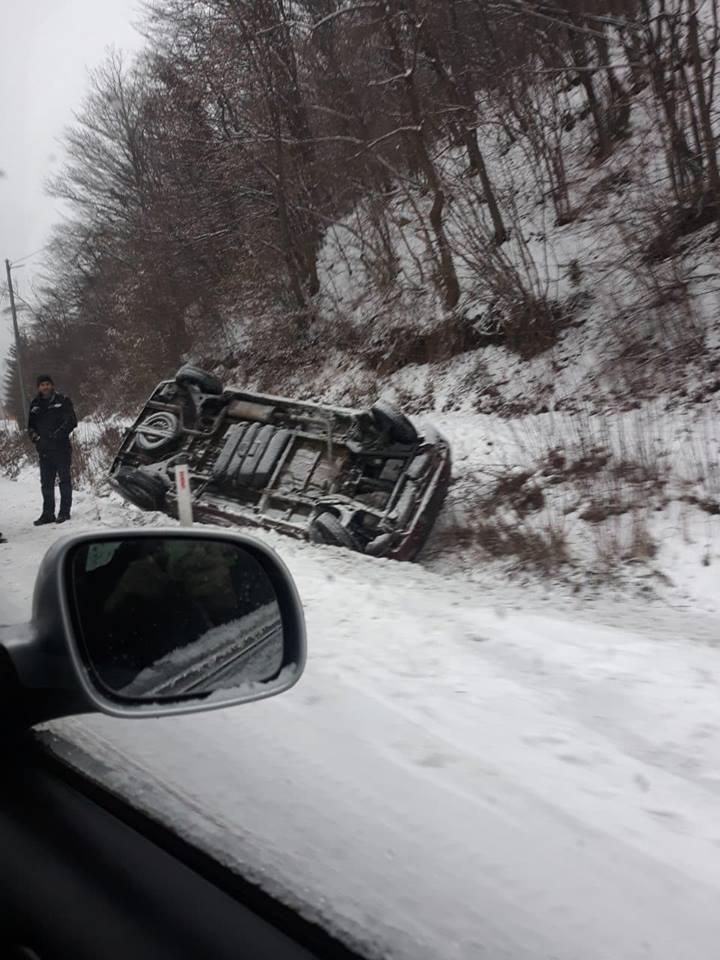 Hadžići: Automobil završio na krovu - Avaz