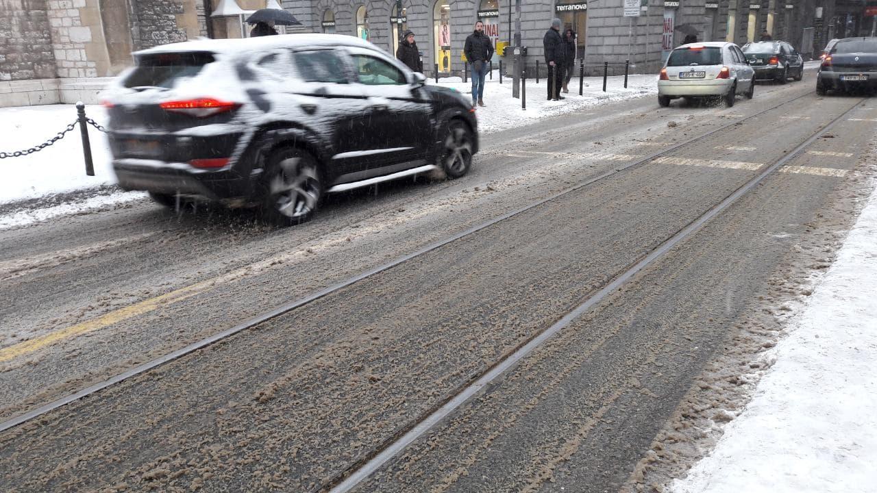 Sarajevo: Na cestama dosta ugaženog snijega ili leda - Avaz