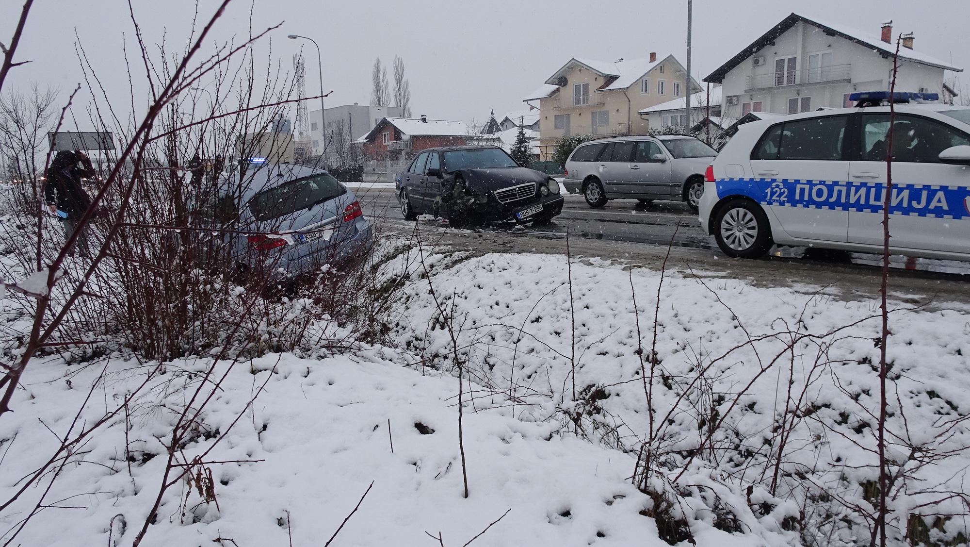 Na magistralnom putu u Kozarcu sudarila se dva Mercedesa