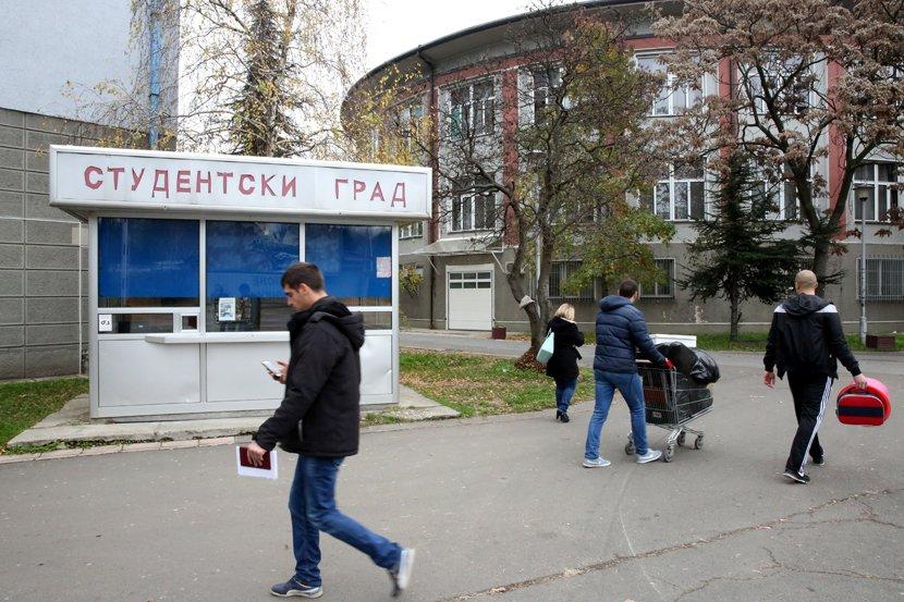 Incident u studentskom domu: Naga djevojka trčala kroz hodnike moleći se đavolu, intervenirala i policija