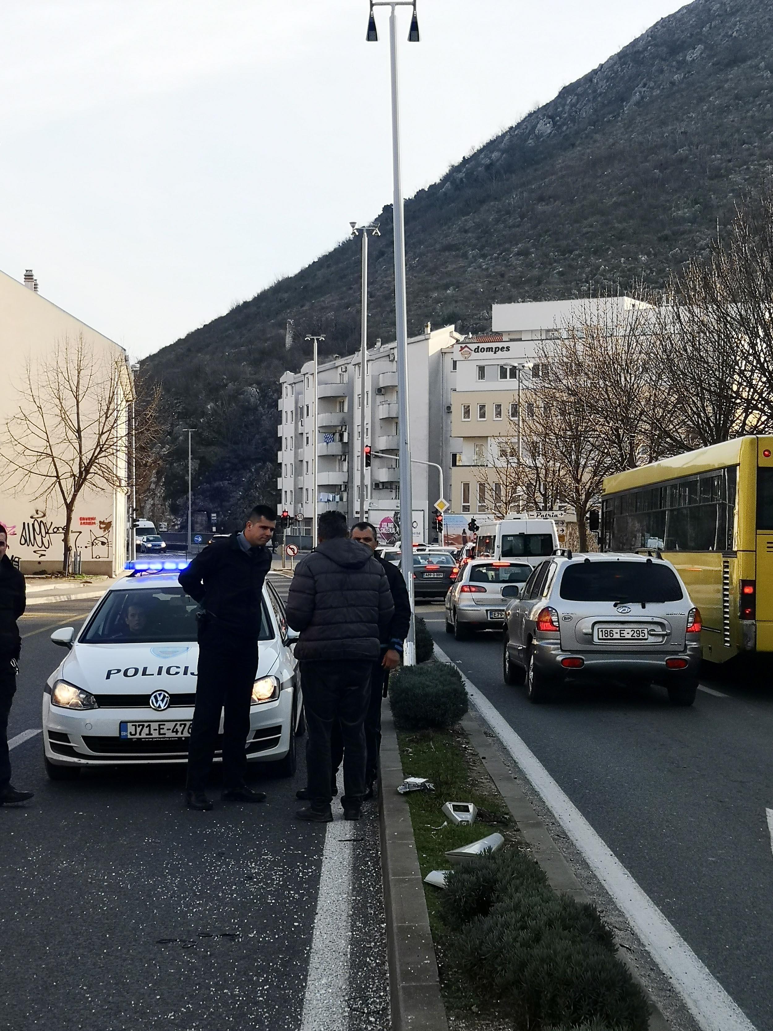 Dok je vozio adventske kućice, uništio dva rasvjetna stuba pa pobjegao