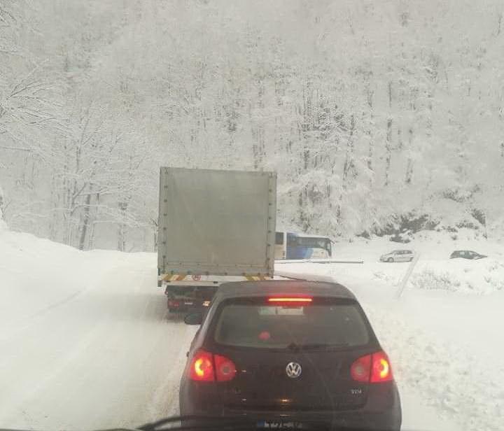 Zastoj u Han-Pijesku, prepriječili se kamioni