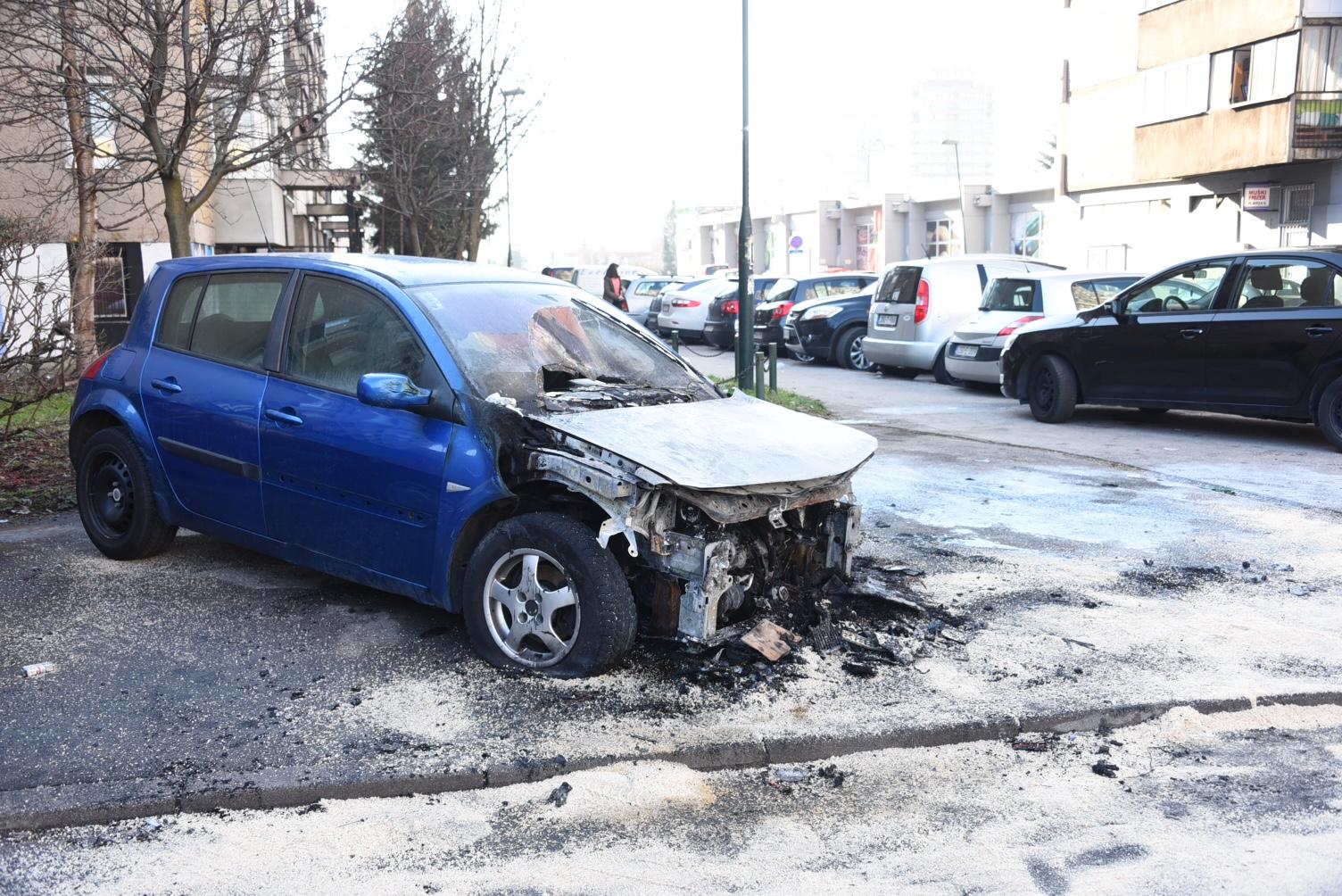 Zapaljena dva automobila na Čengić-Vili