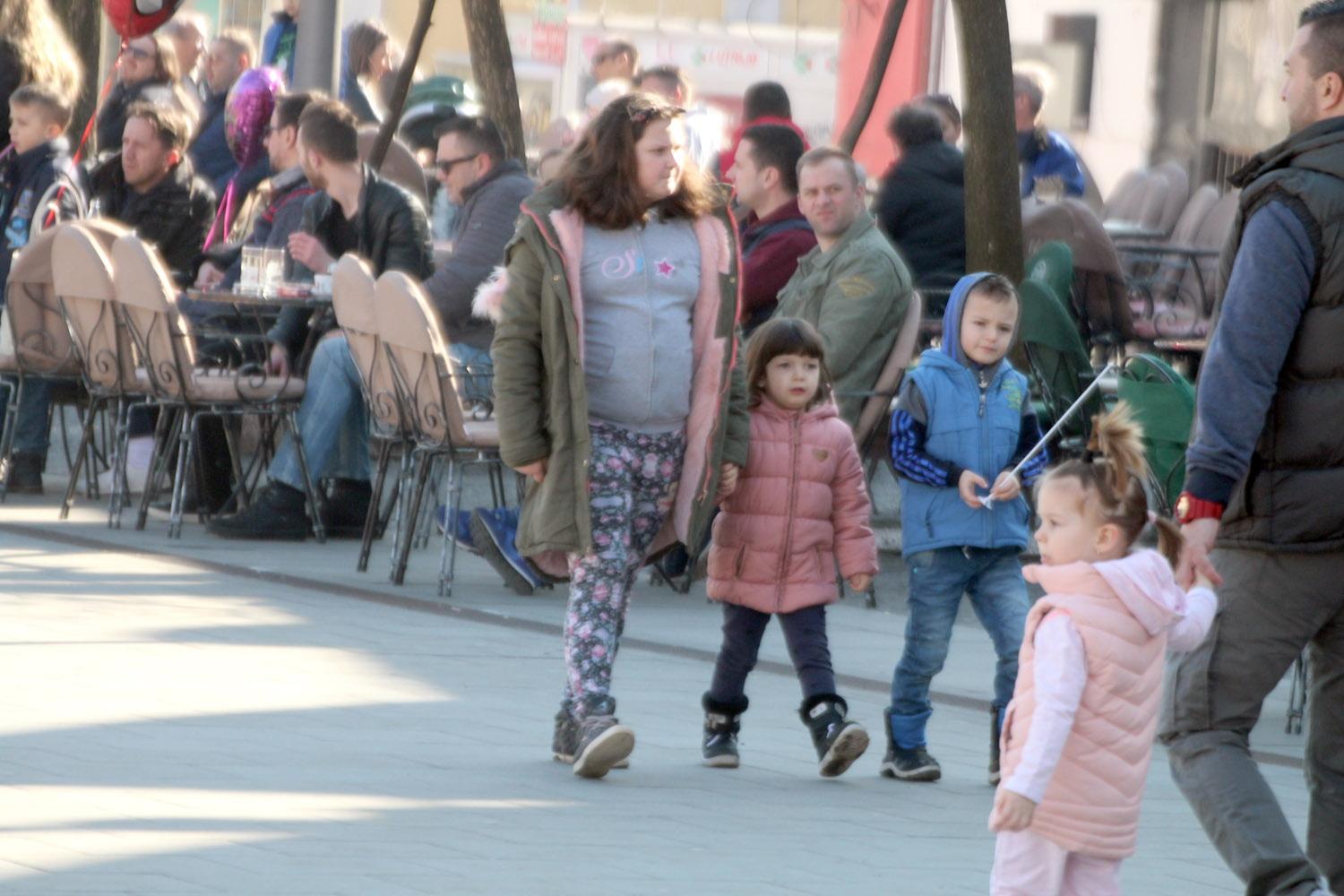 Sunčana nedjelja u Tuzli: Građani iskoristili vrijeme za druženje