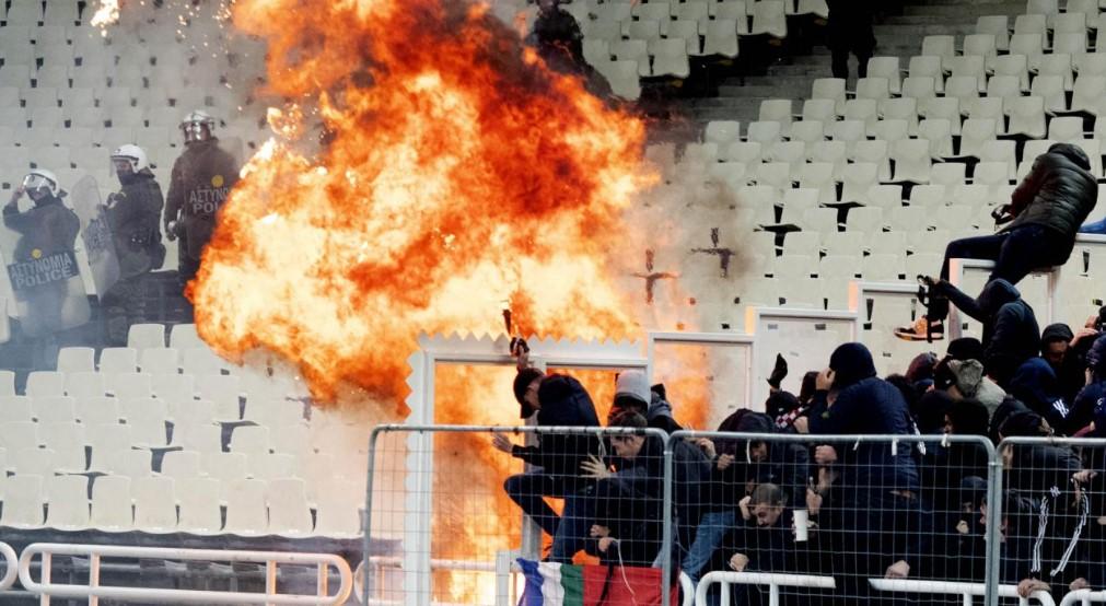 Bakljama i Molotovljevim koktelima gađali navijače Ajaksa - Avaz