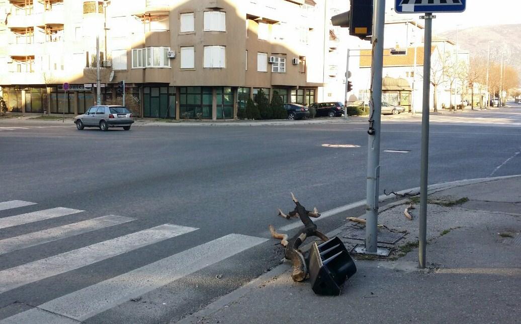 Olujni vjetar u Hercegovini ruši sve pred sobom: Slomljena stabla, veliki problemi u odvijanju saobraćaja