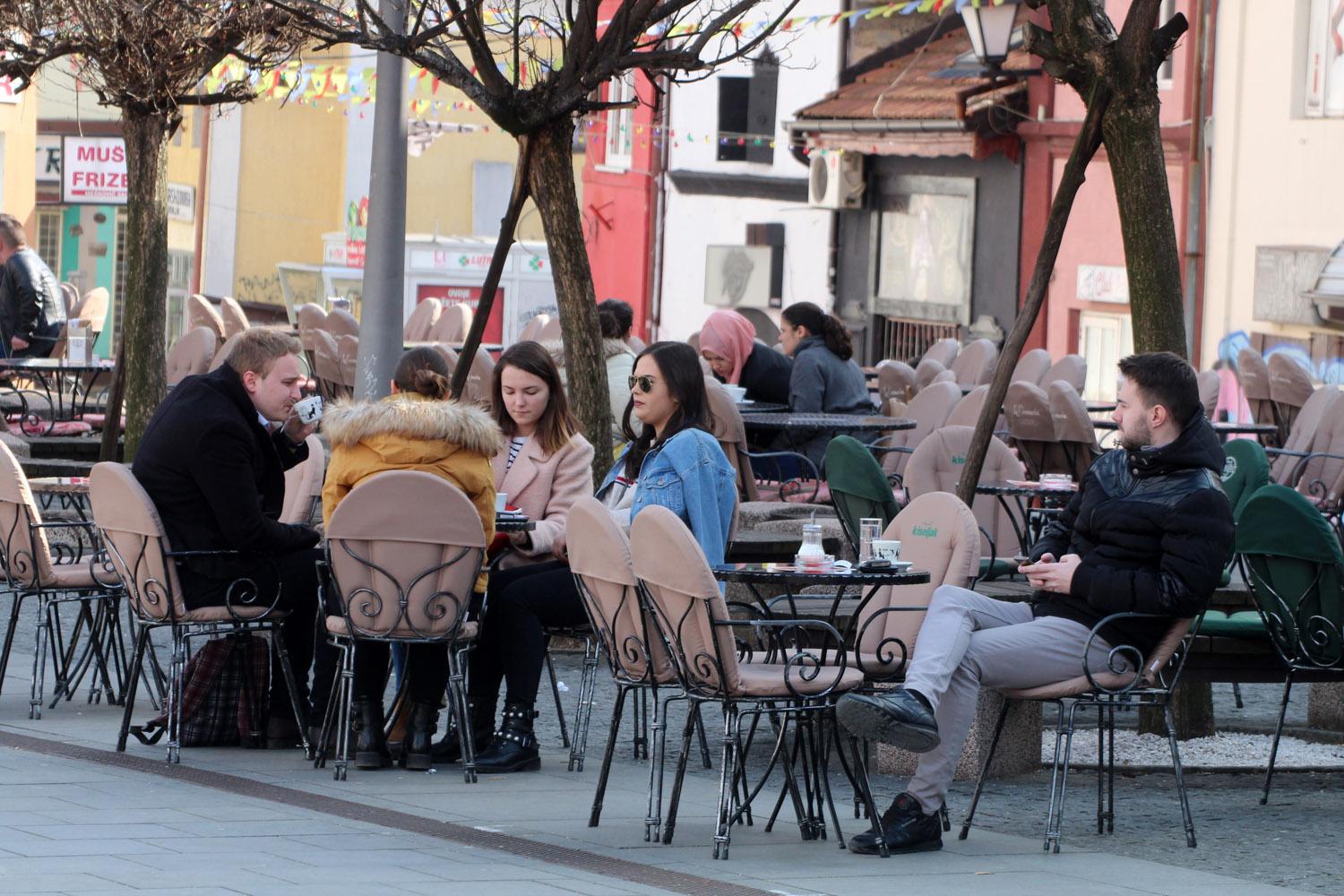 Tuzlaci uživali u sunčanom danu, pune bašte kafića