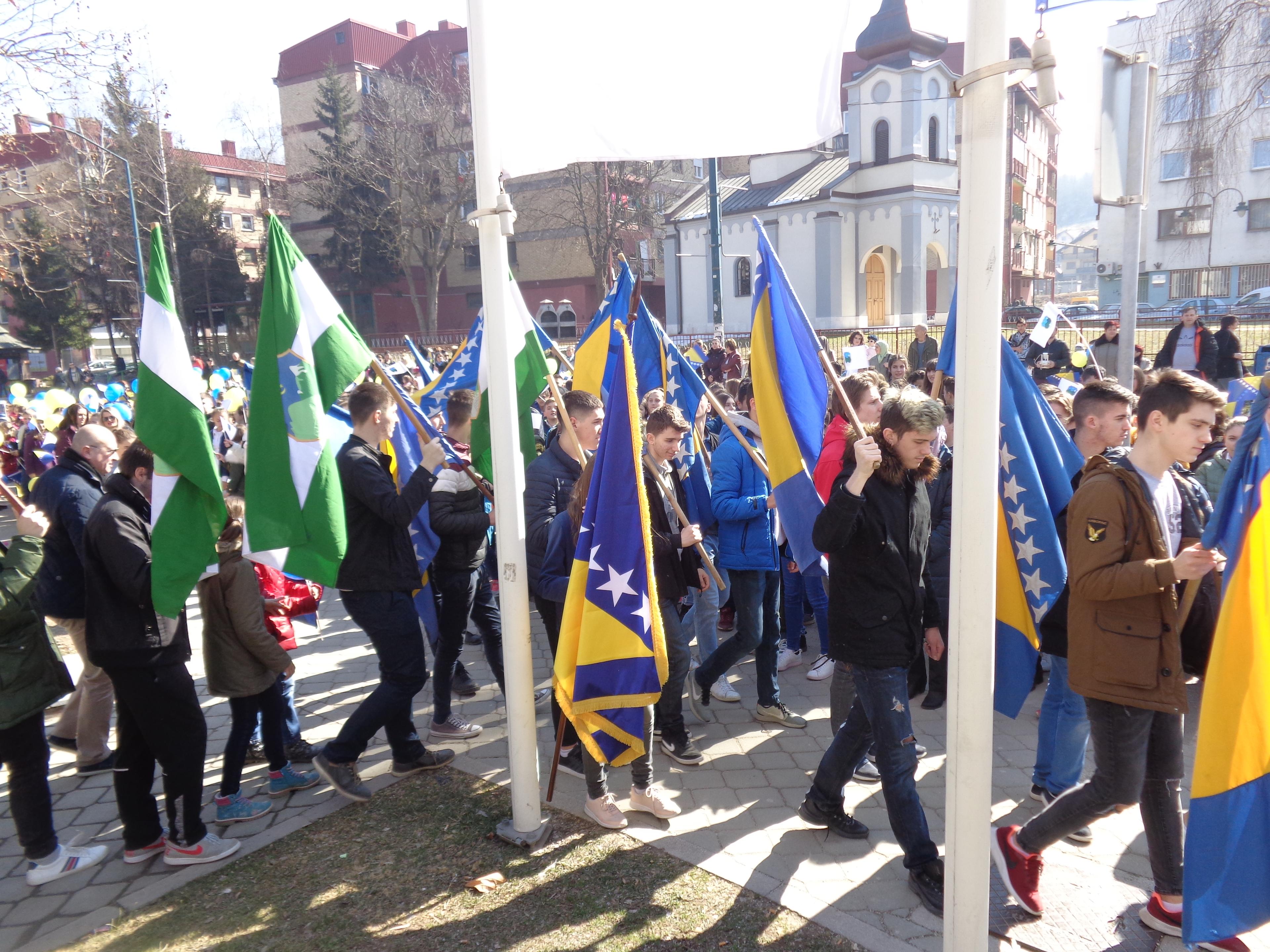 Učenici osnovnih i srednjih škola defileom gradom obilježavaju Dan nezavisnosti