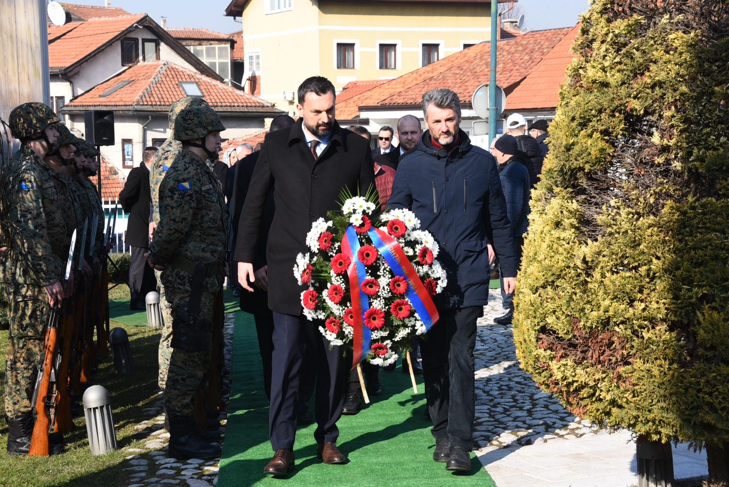 Položeno cvijeće na mezarju Kovači povodom Dana nezavisnosti - Avaz