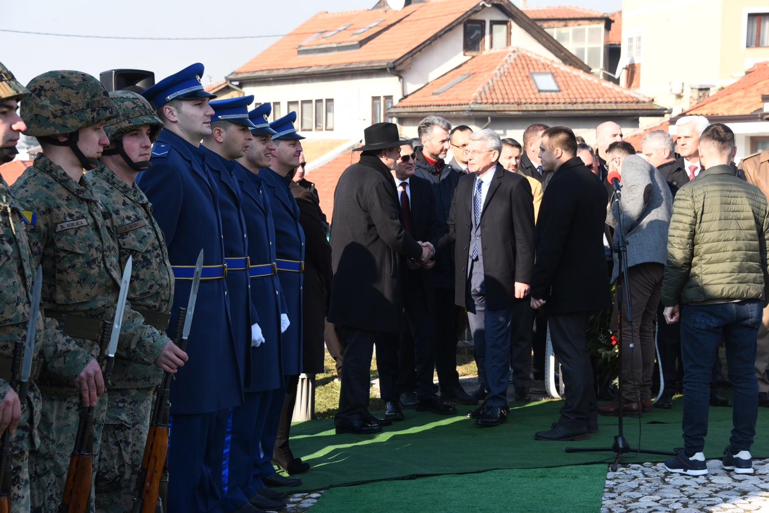 Položeno cvijeće na mezarju Kovači povodom Dana nezavisnosti - Avaz