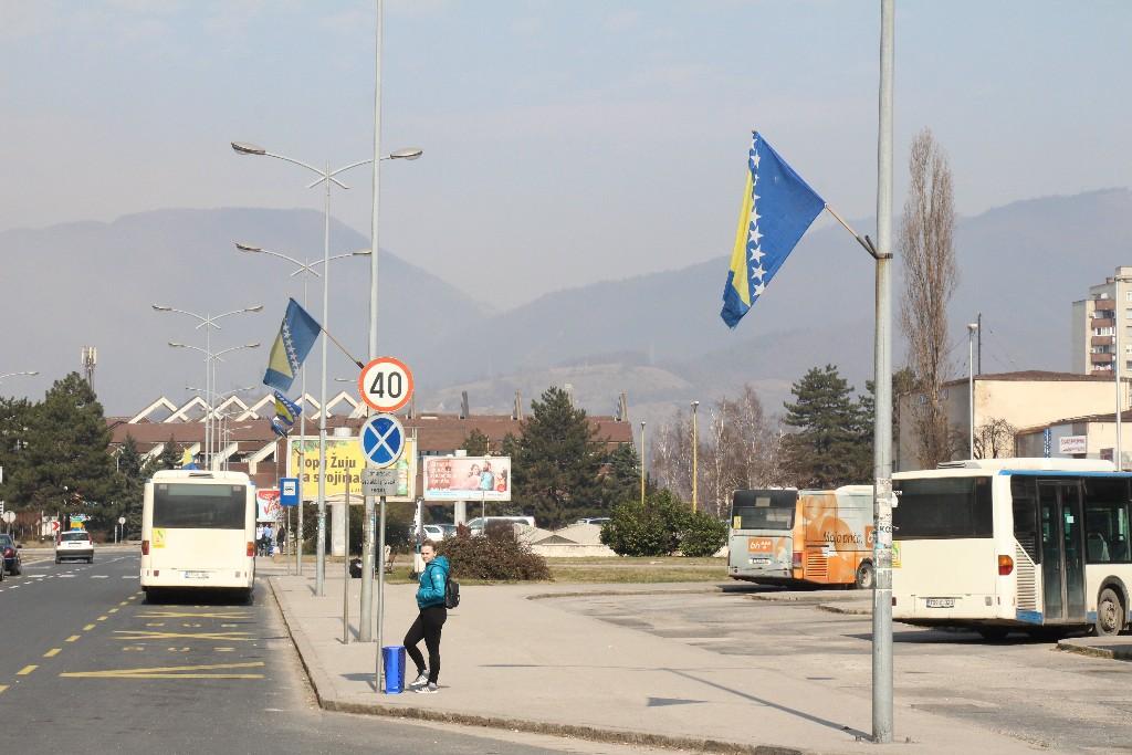 Povodom Dana nezavisnosti: Oko 400 zastava BiH na najfrekventnijim ulicama Zenice