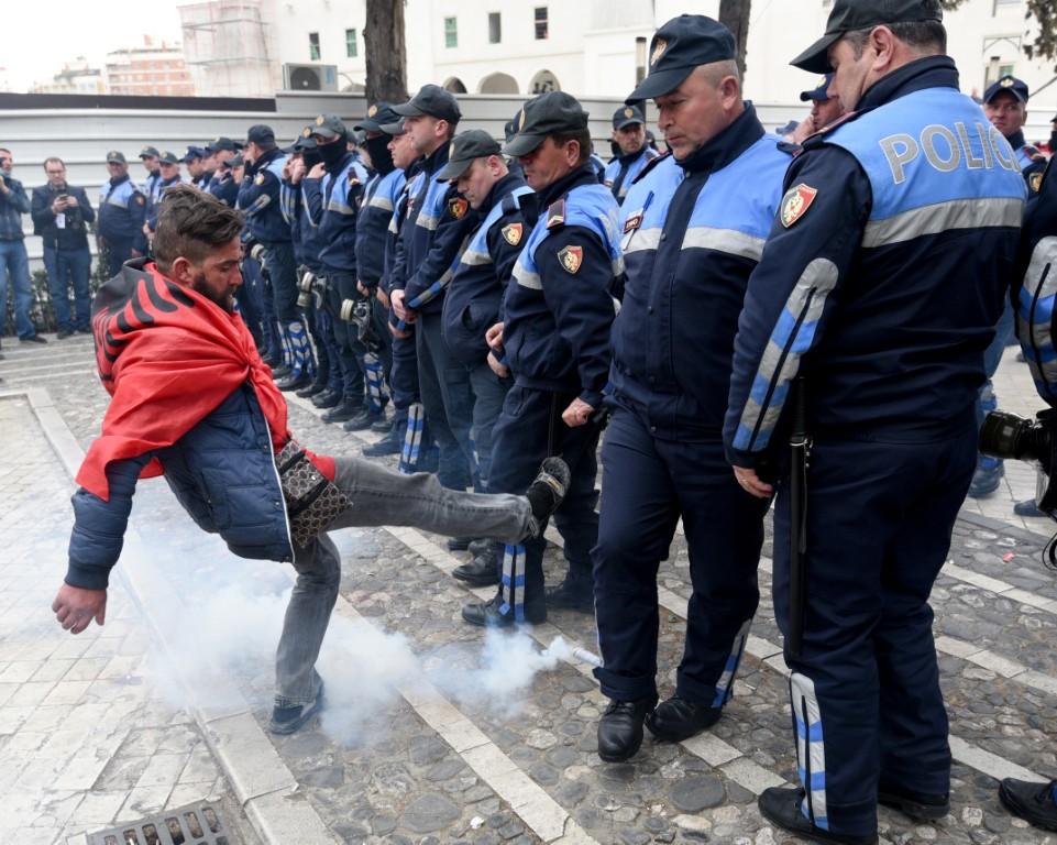 Veliki protesti u Tirani - Avaz